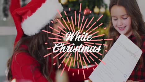 animación del texto de navidad blanca sobre una mujer caucásica y su hija con sombreros de santa claus