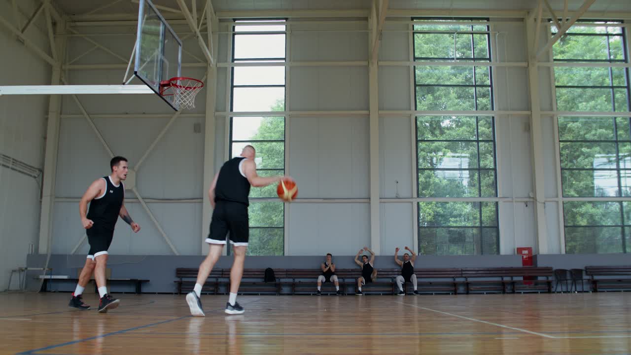 Giocatori di basket in una palestra