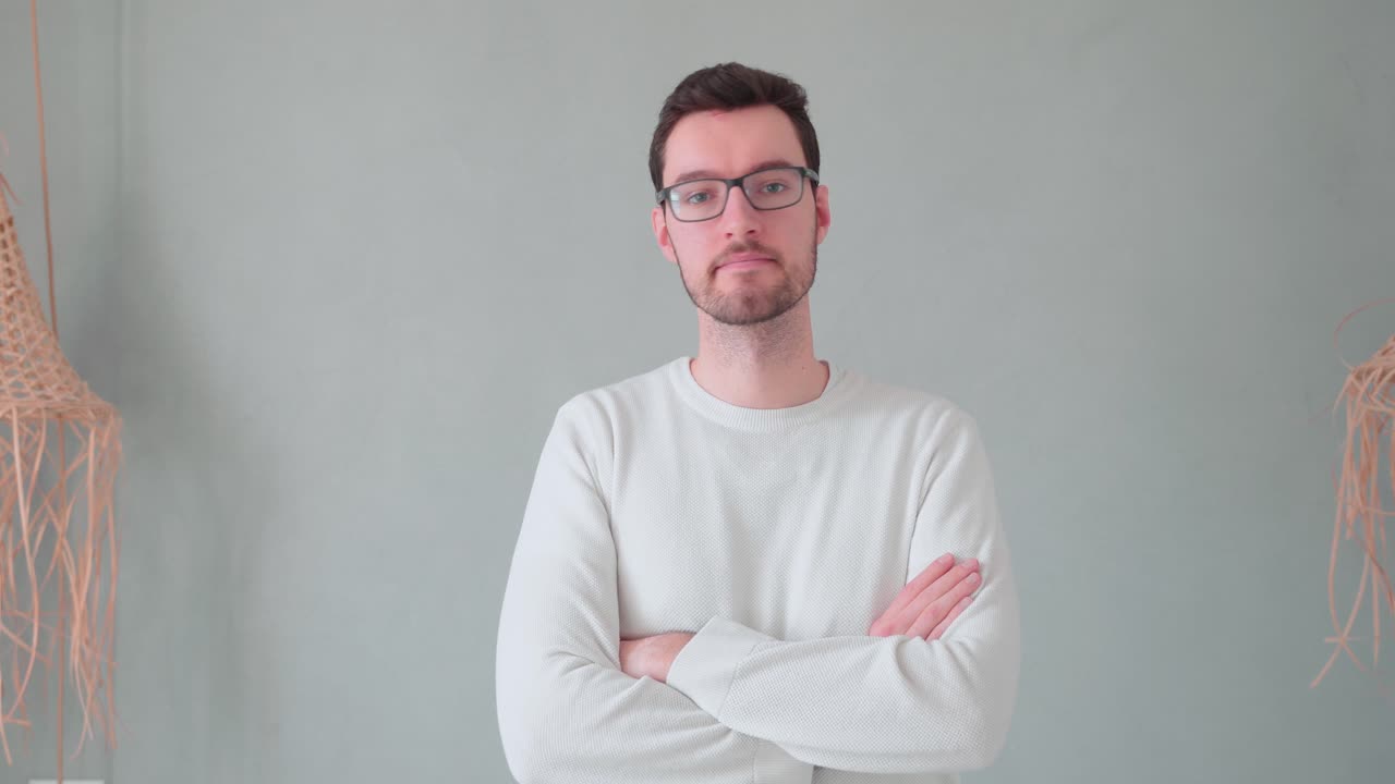 joven cruza los brazos, rechazo, insatisfecho, enojado por la oferta