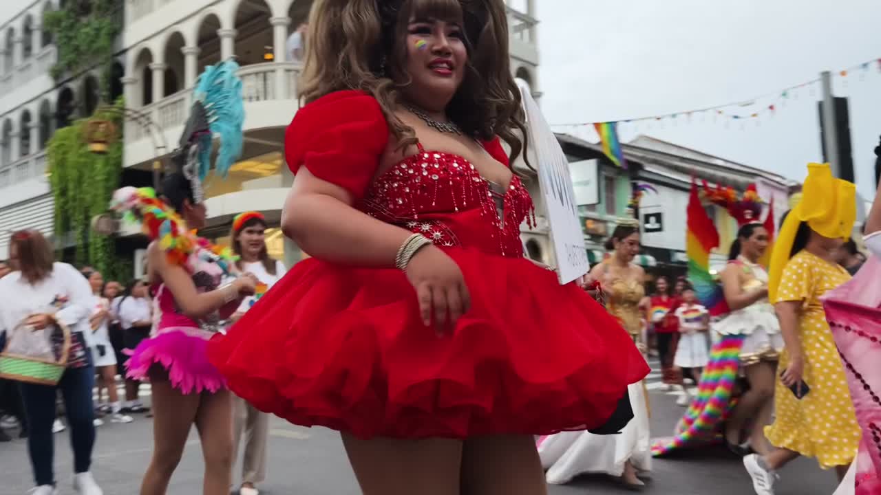 desfile del orgullo lgbtq en phuket, tailandia