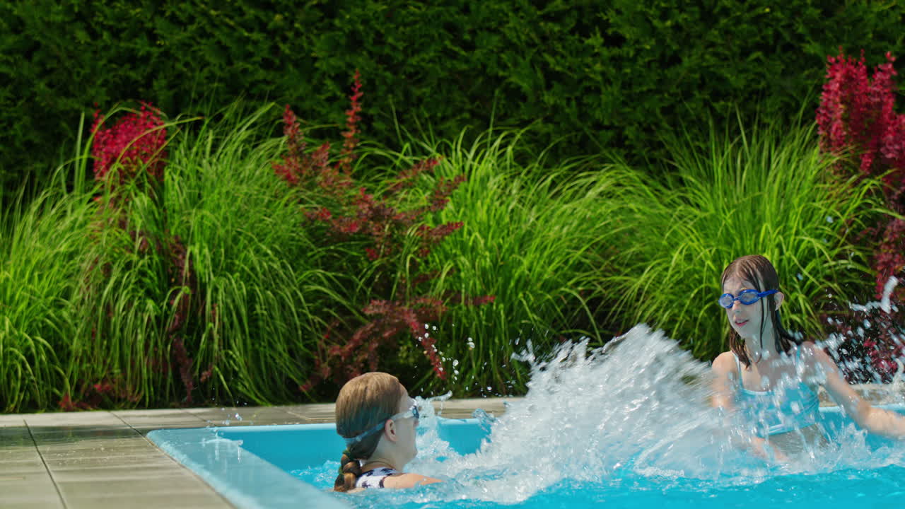 Børn hygger sig ved en swimmingpool