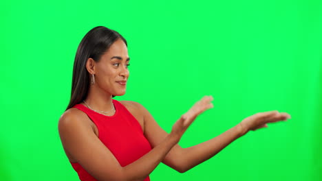 mujer presentando en pantalla verde