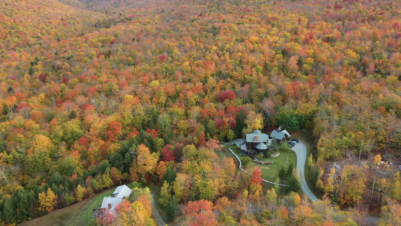 casas escondidas en el colorido paisaje otoñal de vermont, estados unidos, vista aérea