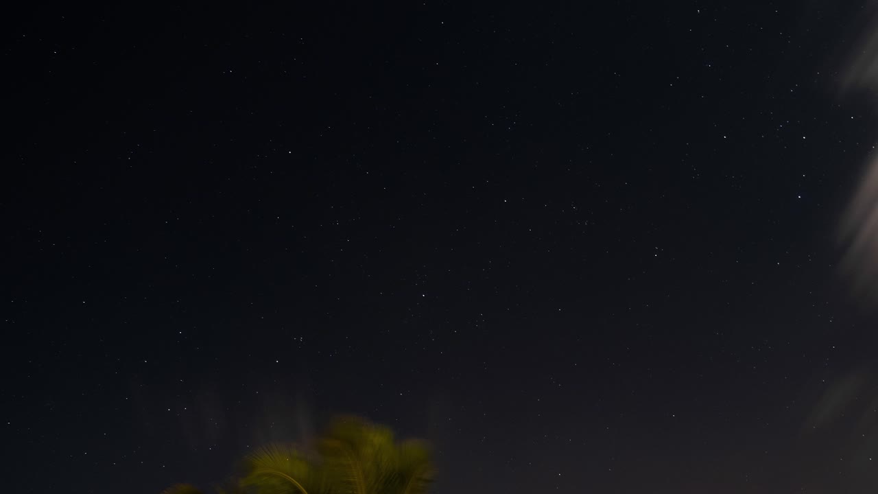 별이 빛나는 하늘을 배경으로 밤 흐린 하늘 timelapse
