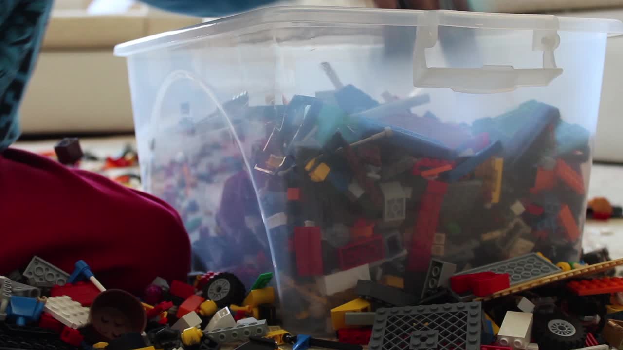 niño de la caja de juguetes