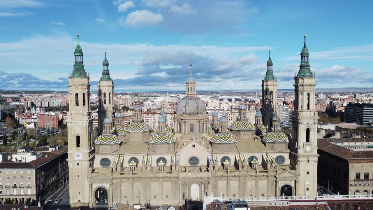 Scena aerea di Saragozza con la Basilica del Pilar e il fiume Ebro, Spagna.