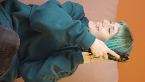 video vertical de una joven peinándose el cabello.