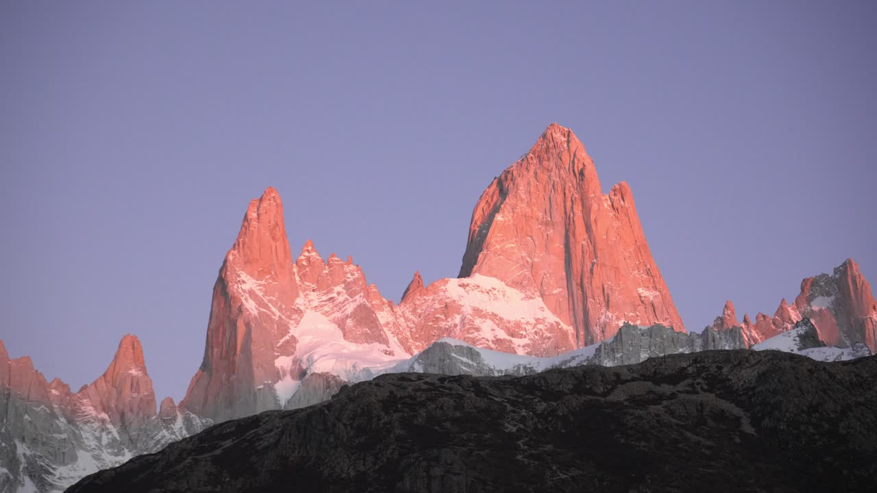 vista del monte fitz roy durante l'alba con un colore arancione vibrante