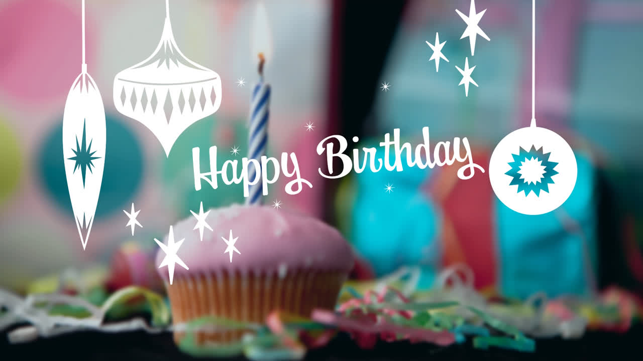 feliz cumpleaños escrito delante de la vela de cumpleaños y regalos