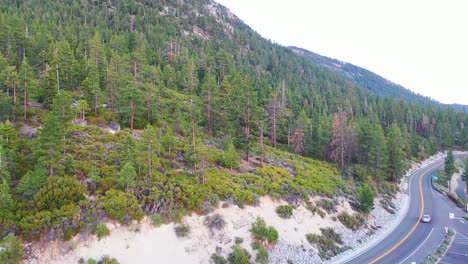 Luftdrohnenansicht-Von-Autos,-Die-Auf-Bergstraße-Durch-Jeffrey-kiefernwald-In-Den-Sierra-Nevada-bergen-Fahren