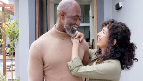 Retrato-De-Una-Feliz-Pareja-Birracial-Abrazándose-En-Una-Casa-Nueva,-Cámara-Lenta