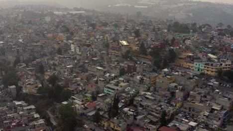 Toma-Aérea-De-Un-Denso-Asentamiento-Urbano-En-La-Ciudad-De-México