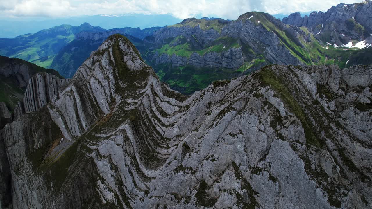 fotografía aérea de drone de 4k de los picos rocosos dentados en la cresta de schaeffler en la región de appenzell de suiza