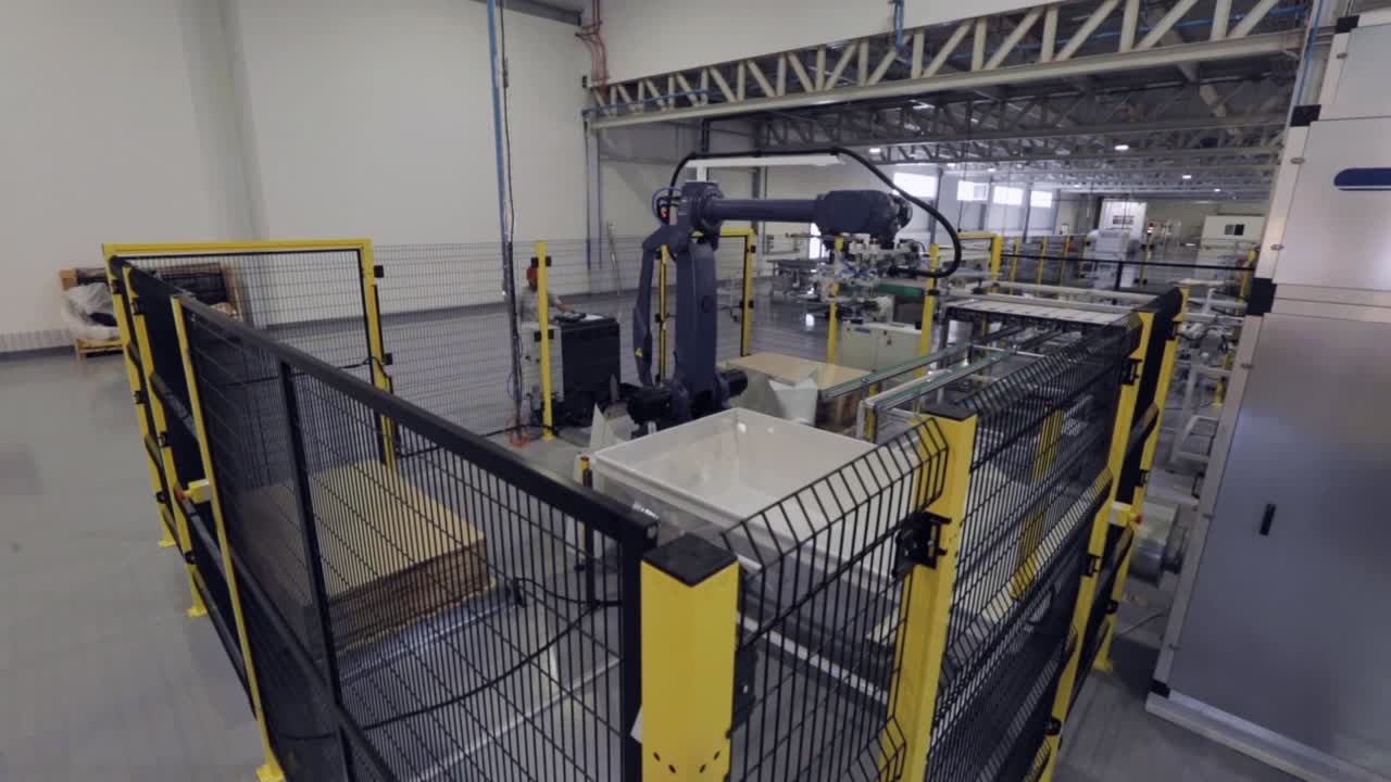 imágenes de un robot industrial en una fábrica de paneles solares