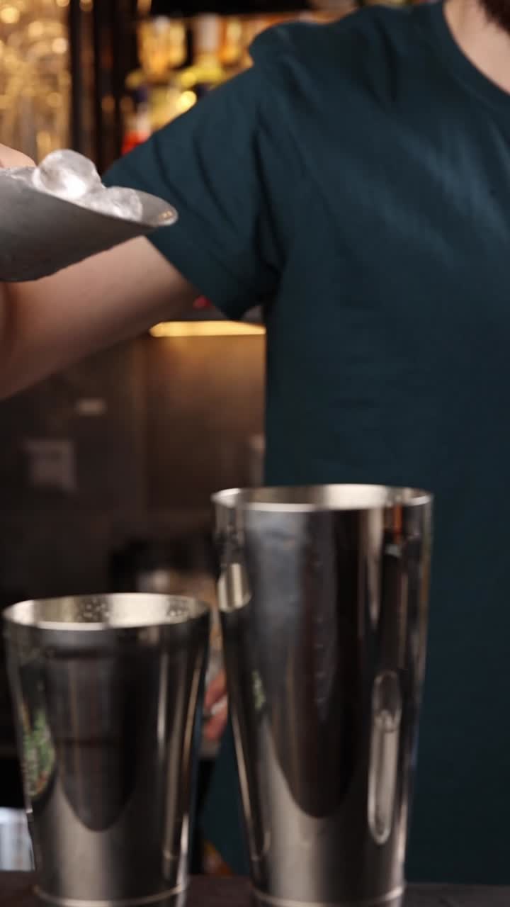 Preparare un cocktail con ghiaccio