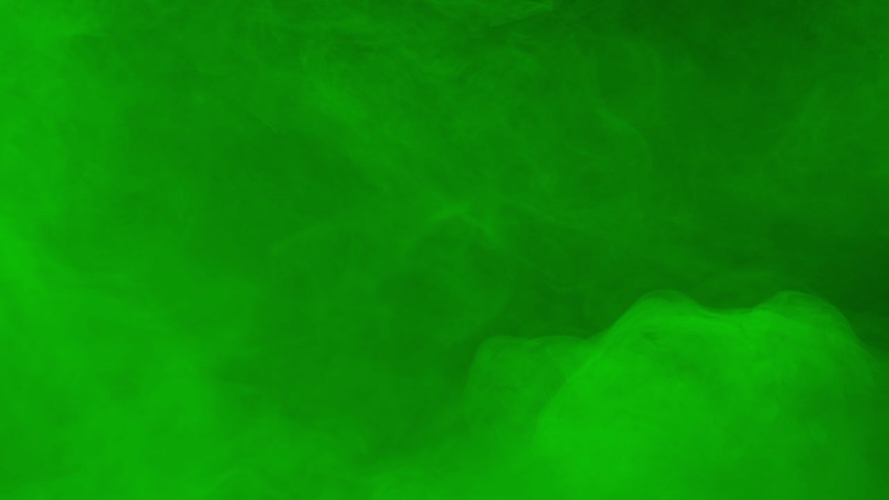 Æterisk grøn, giftig tåge bølger hen over et dybsort lærred. Perfekt til at tilføje atmosfæriske overlejringer, skabe unikke visuelle effekter eller fremkalde en følelse af det overnaturlige, fortryllende eller overjordiske.