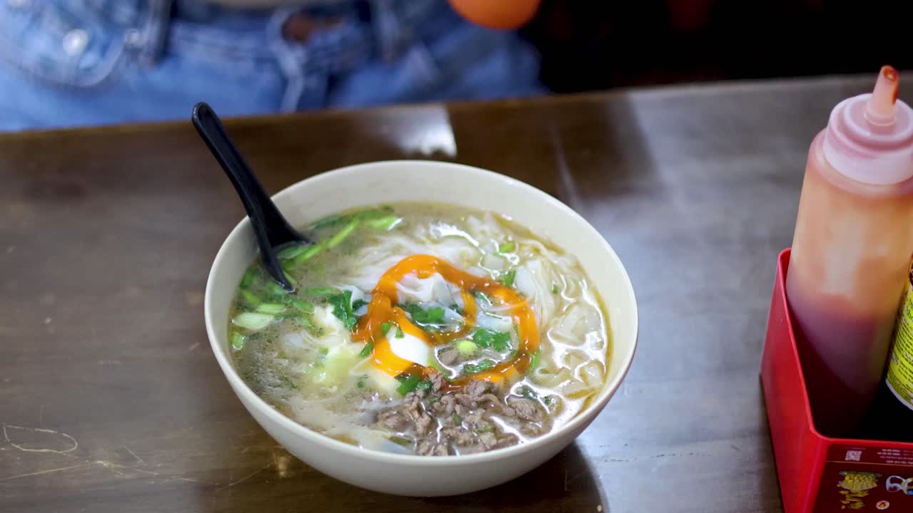 리 소스를 고기 포에 첨가하는 사람