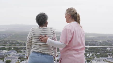 enfermera caucásica con una mujer afroamericana anciana, espacio de copia, cámara lenta