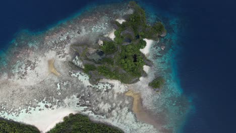 Atemberaubende-Aussicht-Auf-Eine-Insel-Mit-Weißem-Sandstrand-Und-Türkisfarbenem-Wasser-Im-Tropischen-Paradies-Raja-Ampat,-Indonesien