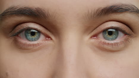 hermosos ojos macro parpadeando de cerca