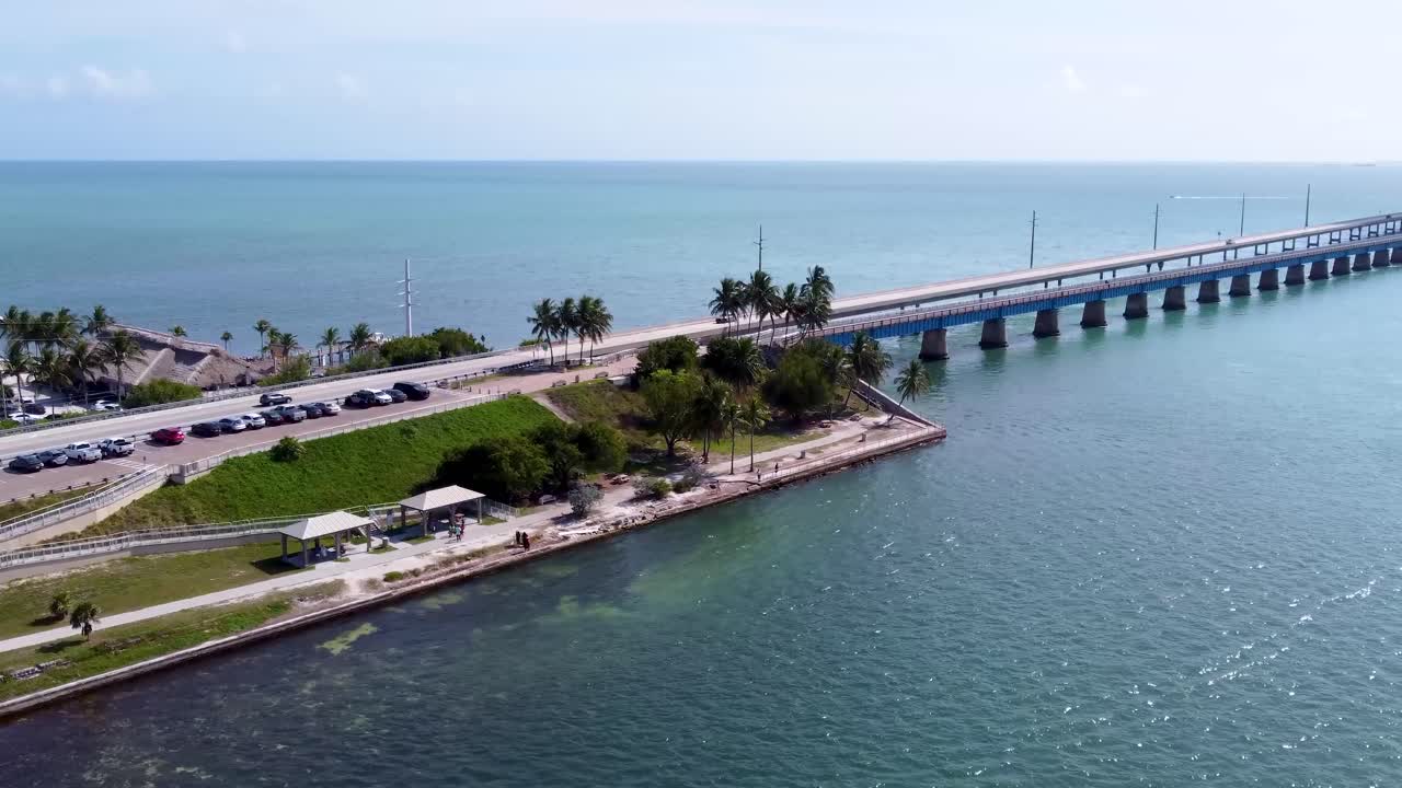 Ripresa aerea di Key West dell'inizio del Seven Mile Bridge in Florida, che collega diverse isole Keys della Florida sulla strada per Key West. Isole Keys della Florida, riprese con drone del nuovo Seven Mile Bridge nel 2025