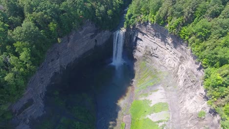 A-4K-drone-shot-of-Taughannock-Falls,-the-tallest-single-drop-waterfall-east-of-the-Rocky-Mountains,-which-leads-into-Cayuga-Lake,-located-in-the-town-of-Ulysses,-New-York