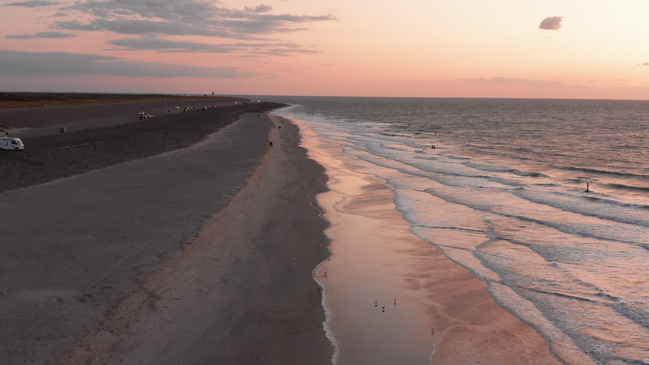 kitesurfistas cerca de la playa de domburg durante la puesta de sol