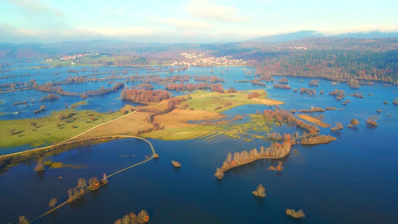 슬로베니아의 플라니나 평야의 4k 드론 영상