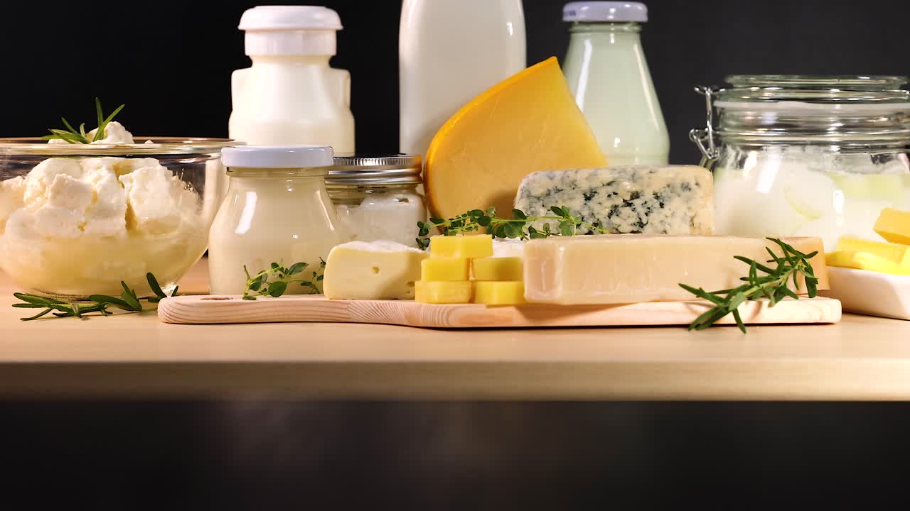 productos lácteos variados en una tabla de madera