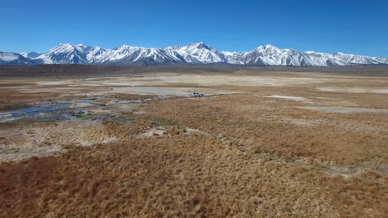 Luftfoto over en geotermisk slette i Sierra Nevada-bjergene nær Mammoth, Californien.