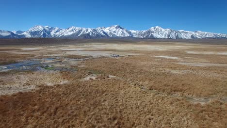 Una-Antena-Sobre-Una-Llanura-Geotérmica-En-Las-Montañas-De-Sierra-Nevada-Cerca-De-California-Mamut