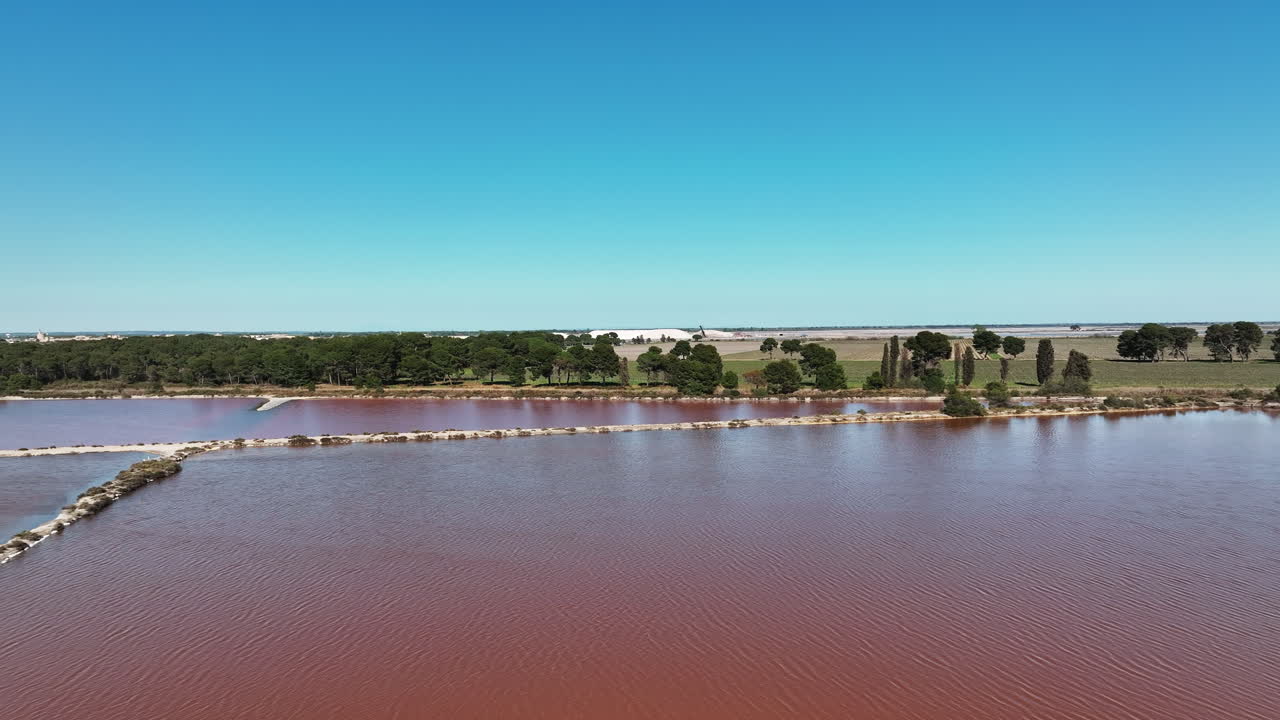 una vista panorámica de las salinas de aigues-mortes.
