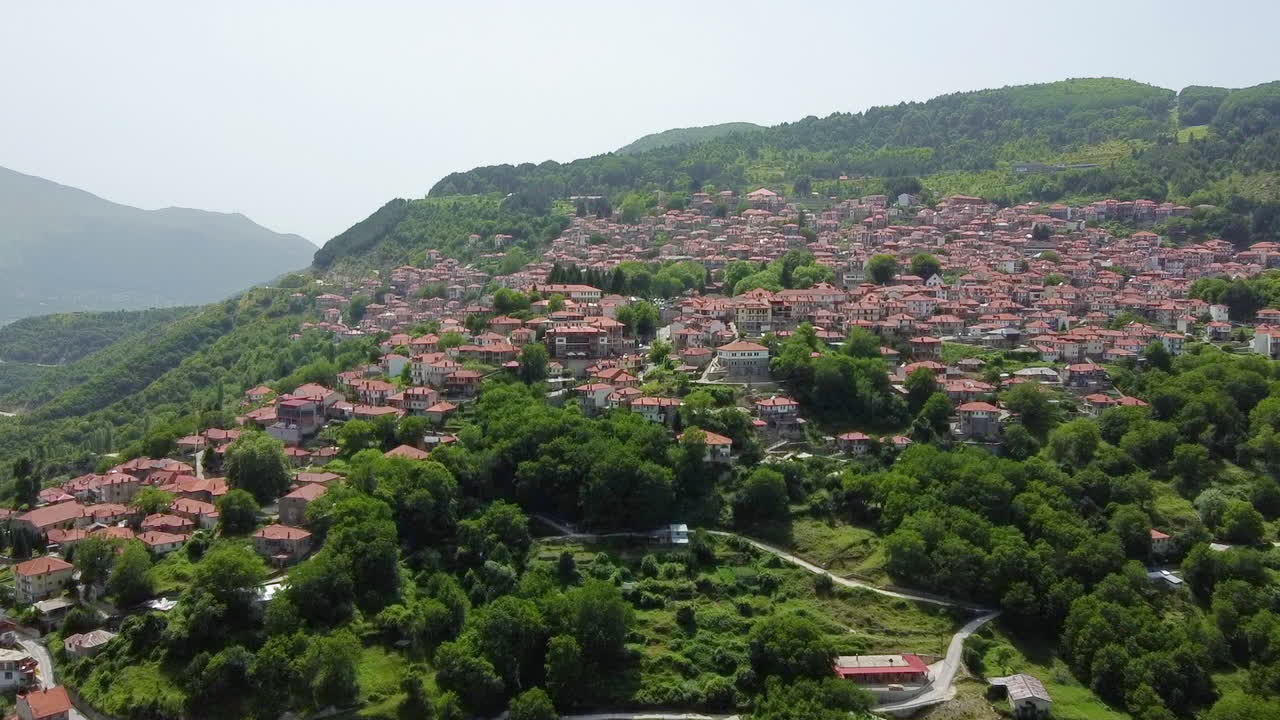 tomada de drones de ángulo alto de las casas de la aldea de la ladera en metsovo, grecia