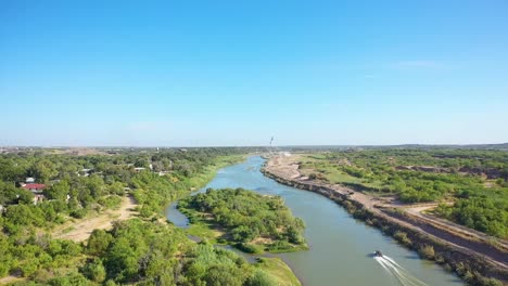 Patrulla-Fronteriza-Mientras-Patrullan-El-Río-Grande,-La-Frontera-Entre-México-Y-Estados-Unidos,-Utilizando-Un-Aerodeslizador.