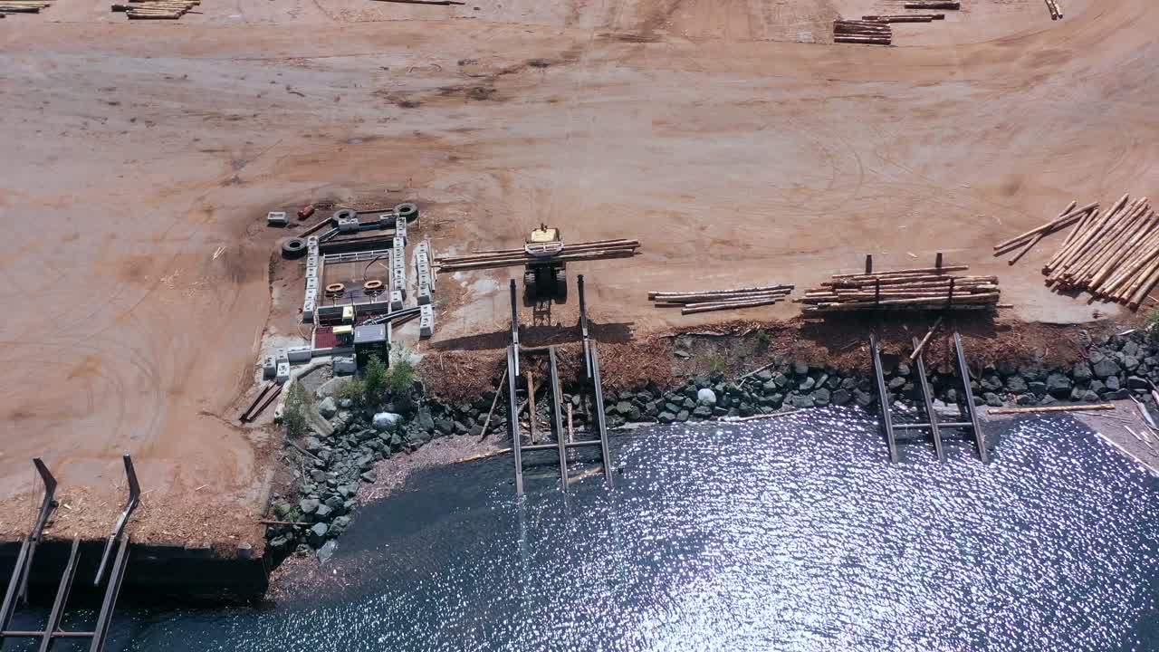 tráfico de madera: registros de drones ocupado estación de carga de troncos en el río campbell