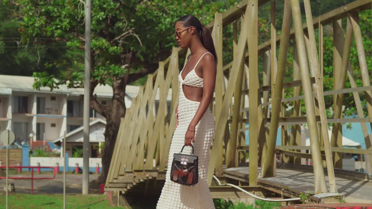 해변 드레스를 입고 카리브해 섬의 다리를 고 있는 섹시한 흑인 소녀