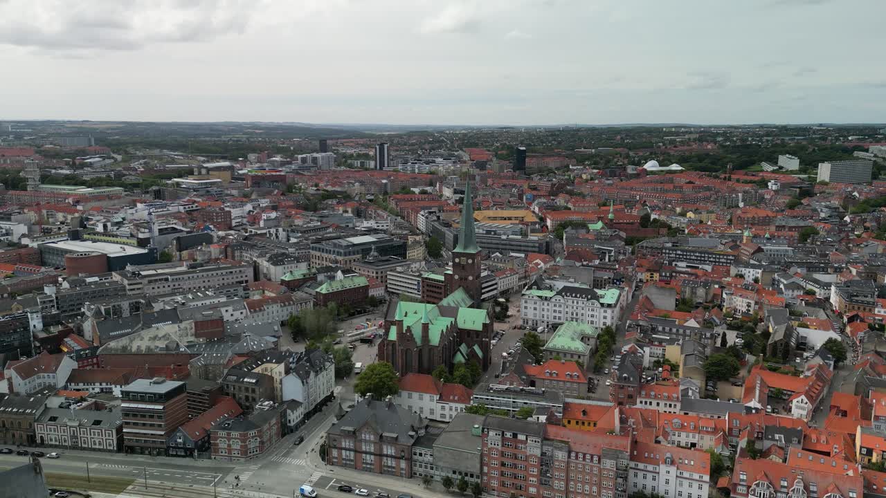 sobrevuelo aéreo de la iglesia y el paisaje urbano de aarhus