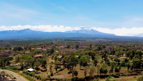 Ländliche-Dorfstadt-In-Kenia-Mit-Dem-Kilimandscharo-Im-Hintergrund