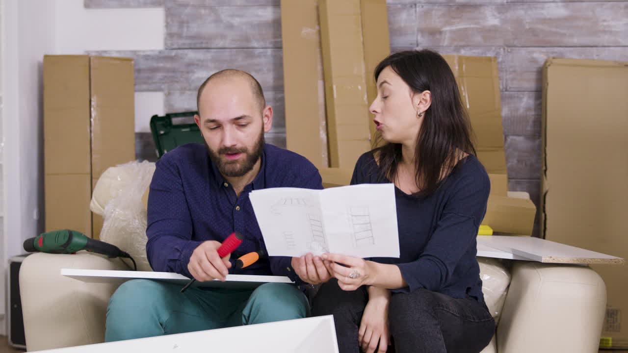 pareja montando muebles en el hogar