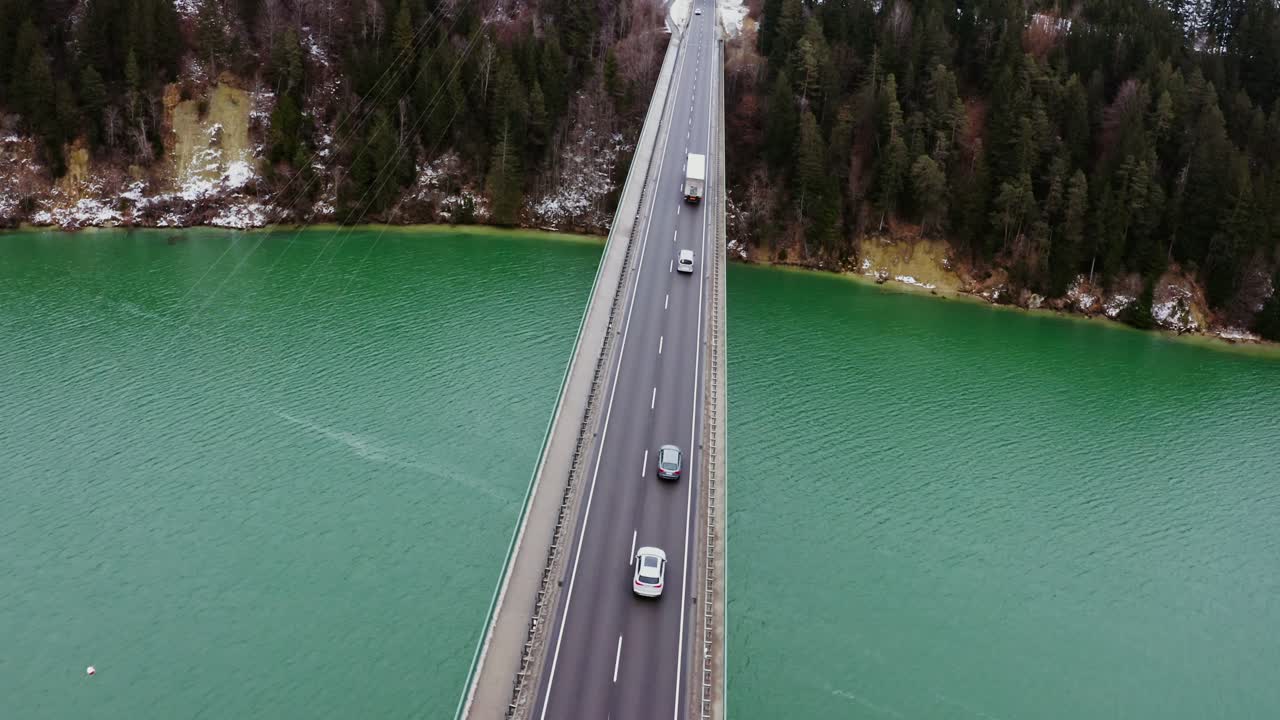 자동차 와 트럭 이 있는 르키즈 호수 를 가로지르는 다리