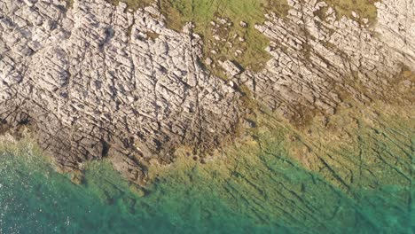 Wilder-Strand,-Wunderbar-Klares-Meer-Und-Boot