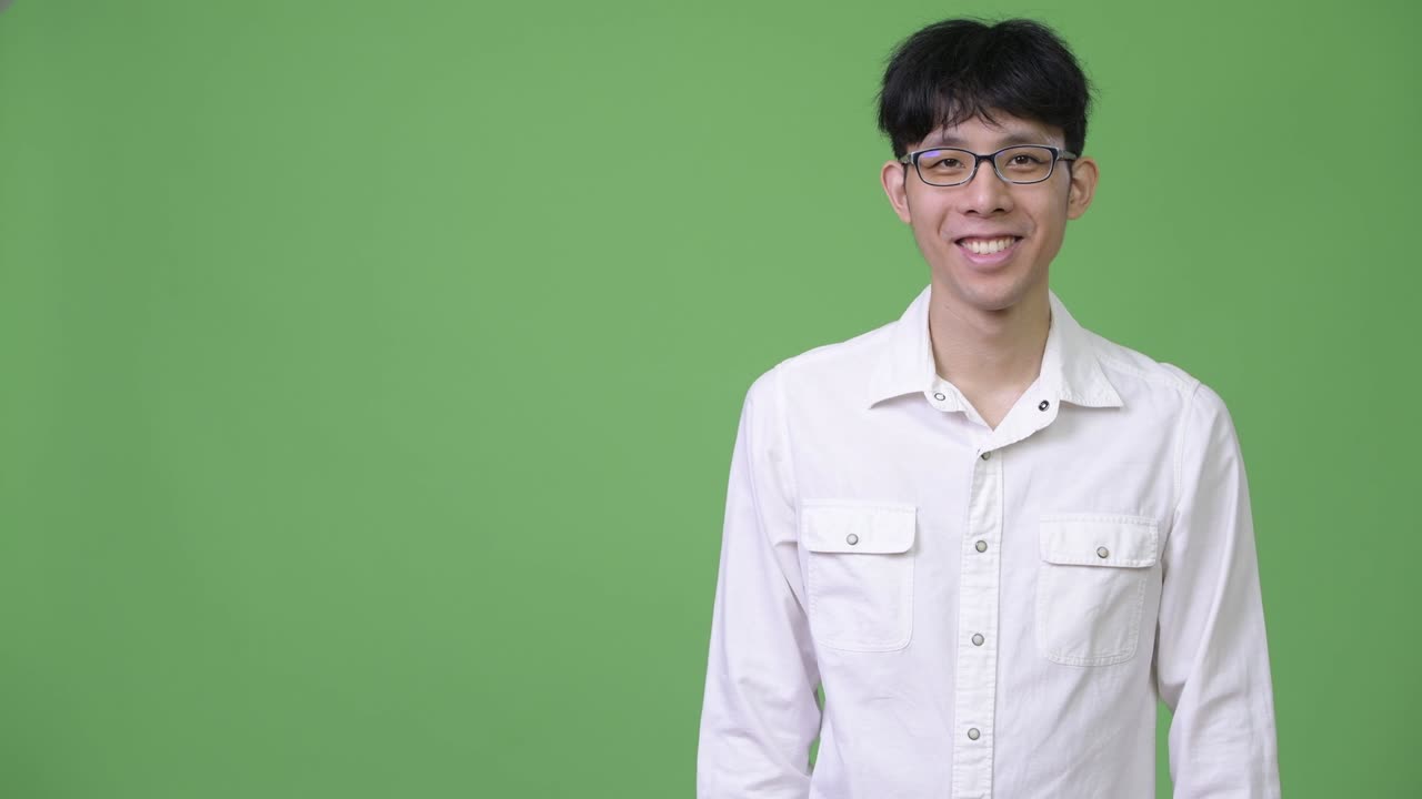 젊은 아시아 사업가 으로 무언가를 보여주고