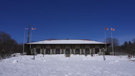 Montieren-Sie-Das-Königliche-Chalet-Mit-Kanada-Quebec-Montreal-Fahnen,-Die-In-Der-Luft-Wehen