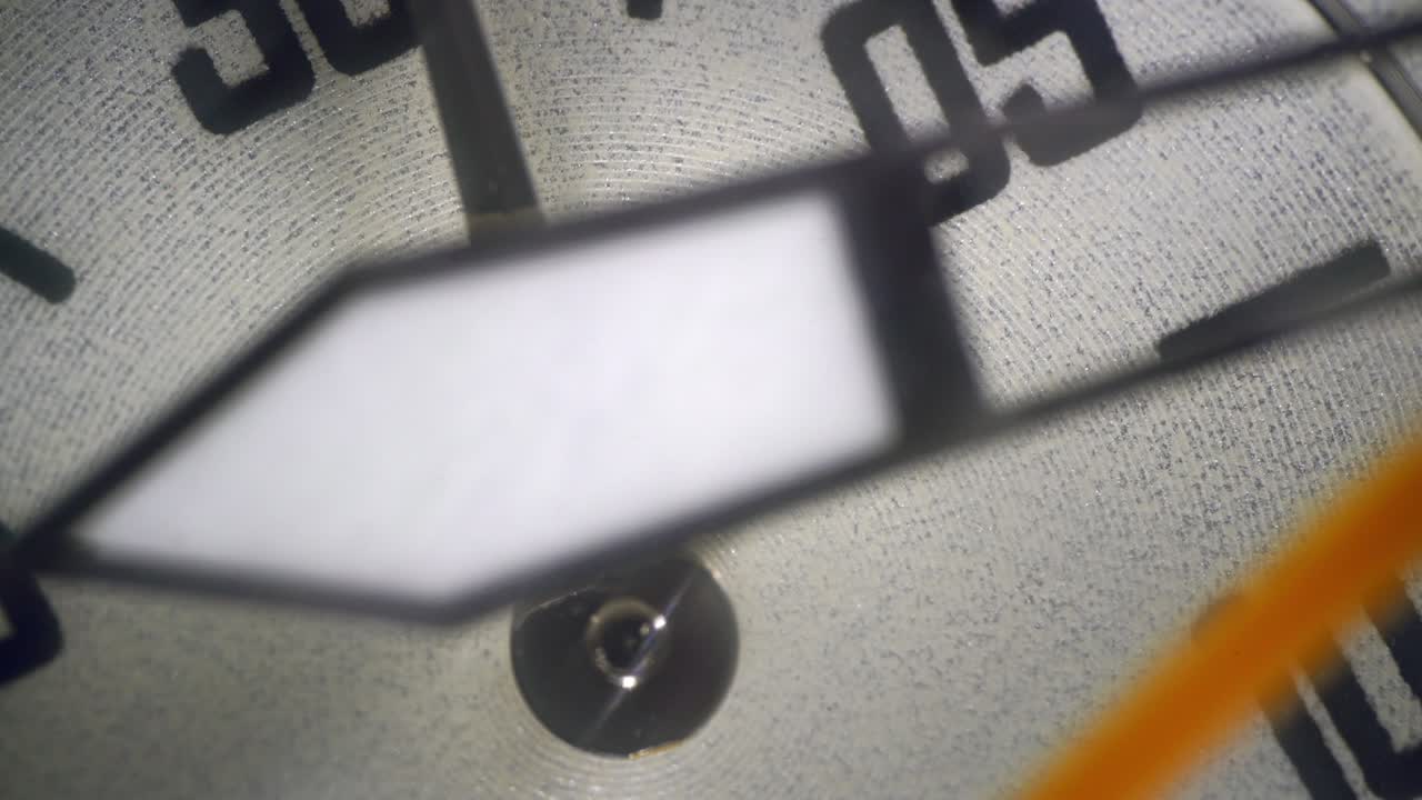 la aguja de segundos y la aguja del reloj se están moviendo muy de cerca