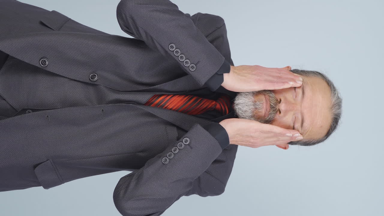 눈이 아픈  ⁇ 은 사업가의 수직 비디오.