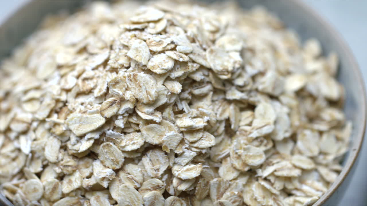 un plato de avena girando