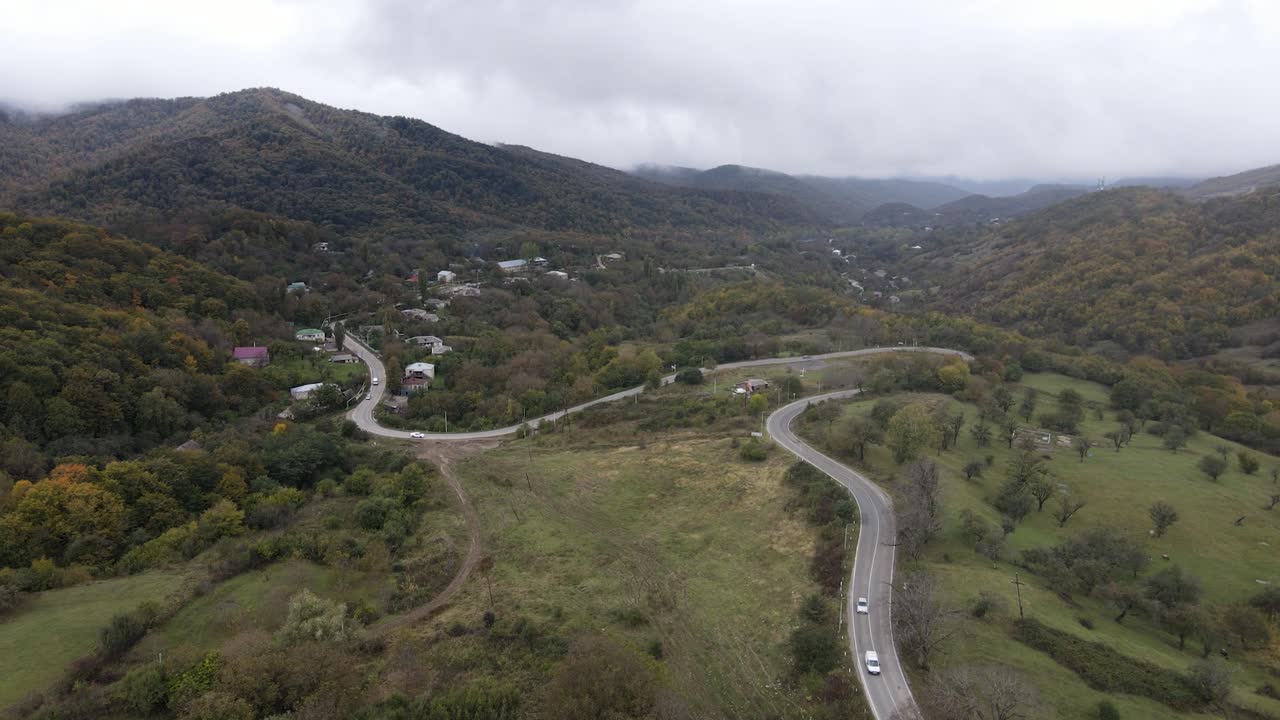 воздушный вид на горы деревня сельская дорога в красивых зеленых лугах горы долина