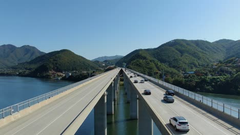 有兩座橋, 似乎是前景