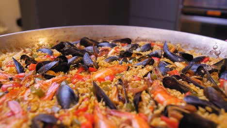 paella en un primer plano de sartén