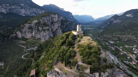 volando un avión no tripulado sobre castello di arco en una montaña cerca del lago garda, italia